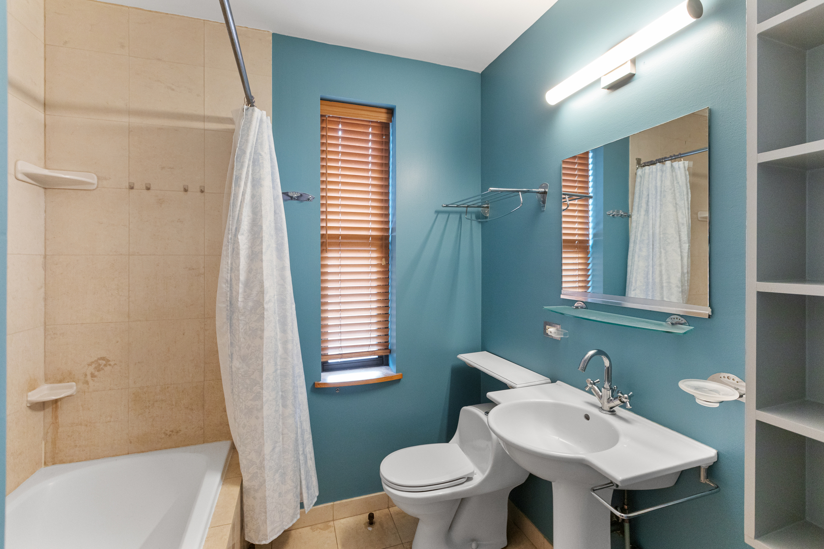 1208 W Chase Avenue Unit: 3D