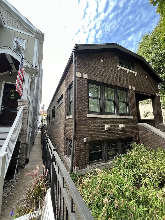 2910 N Seeley Avenue