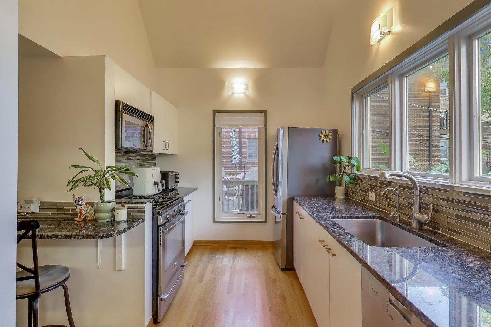 3536 N Marshfield Avenue