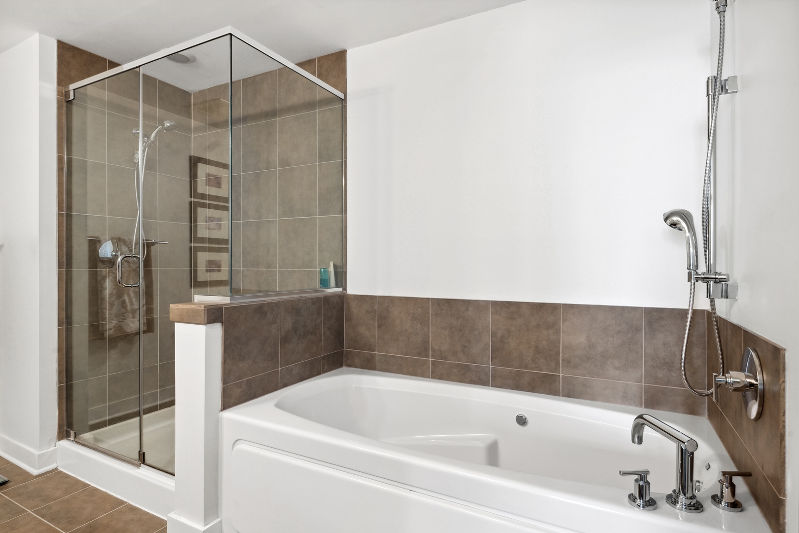 505 N MCCLURG Court Unit: 1602