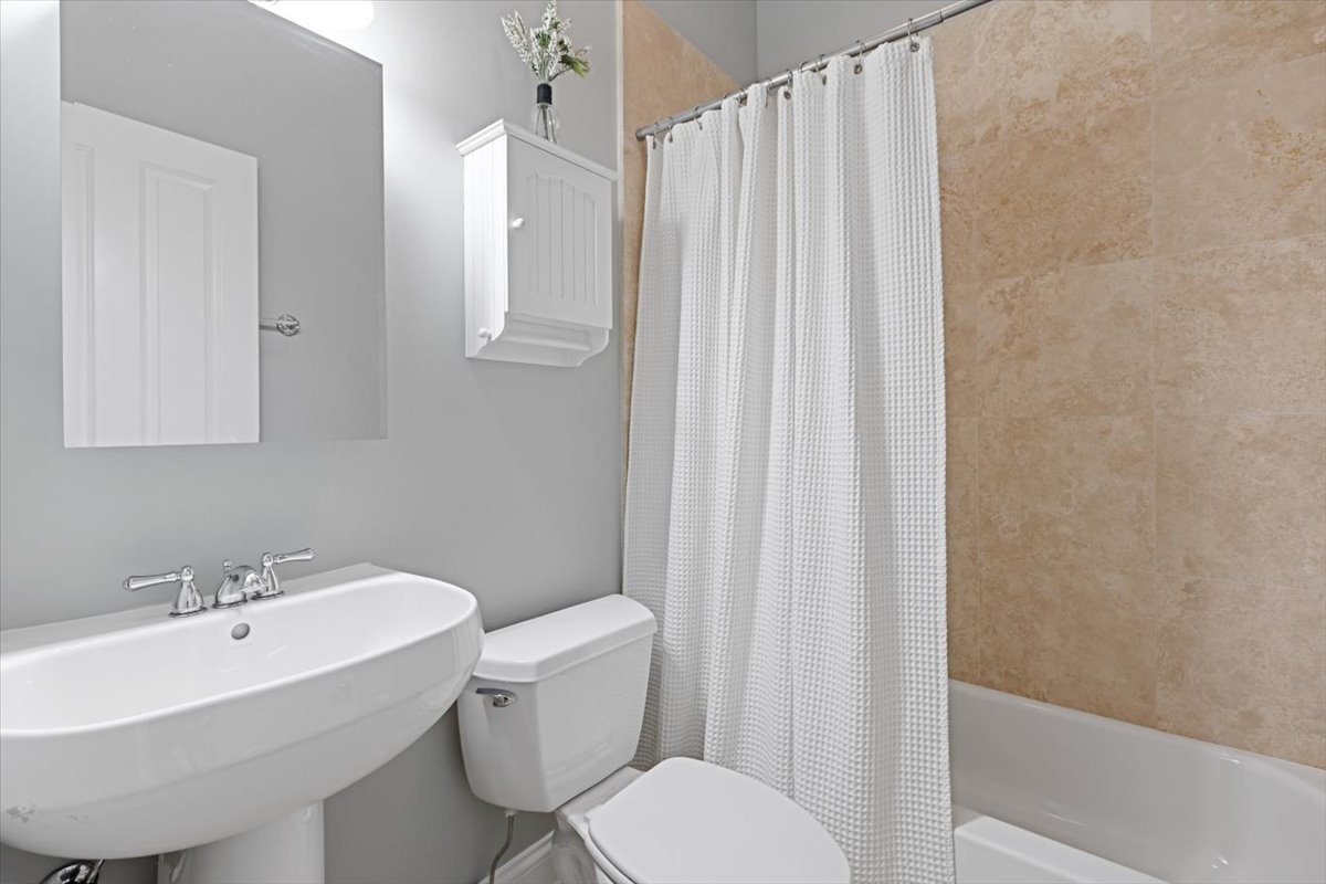 3310 N DAMEN Avenue Unit: 2