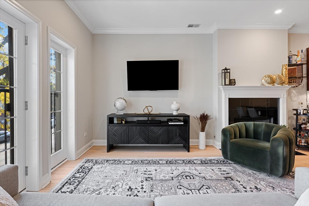 3310 N DAMEN Avenue Unit: 2