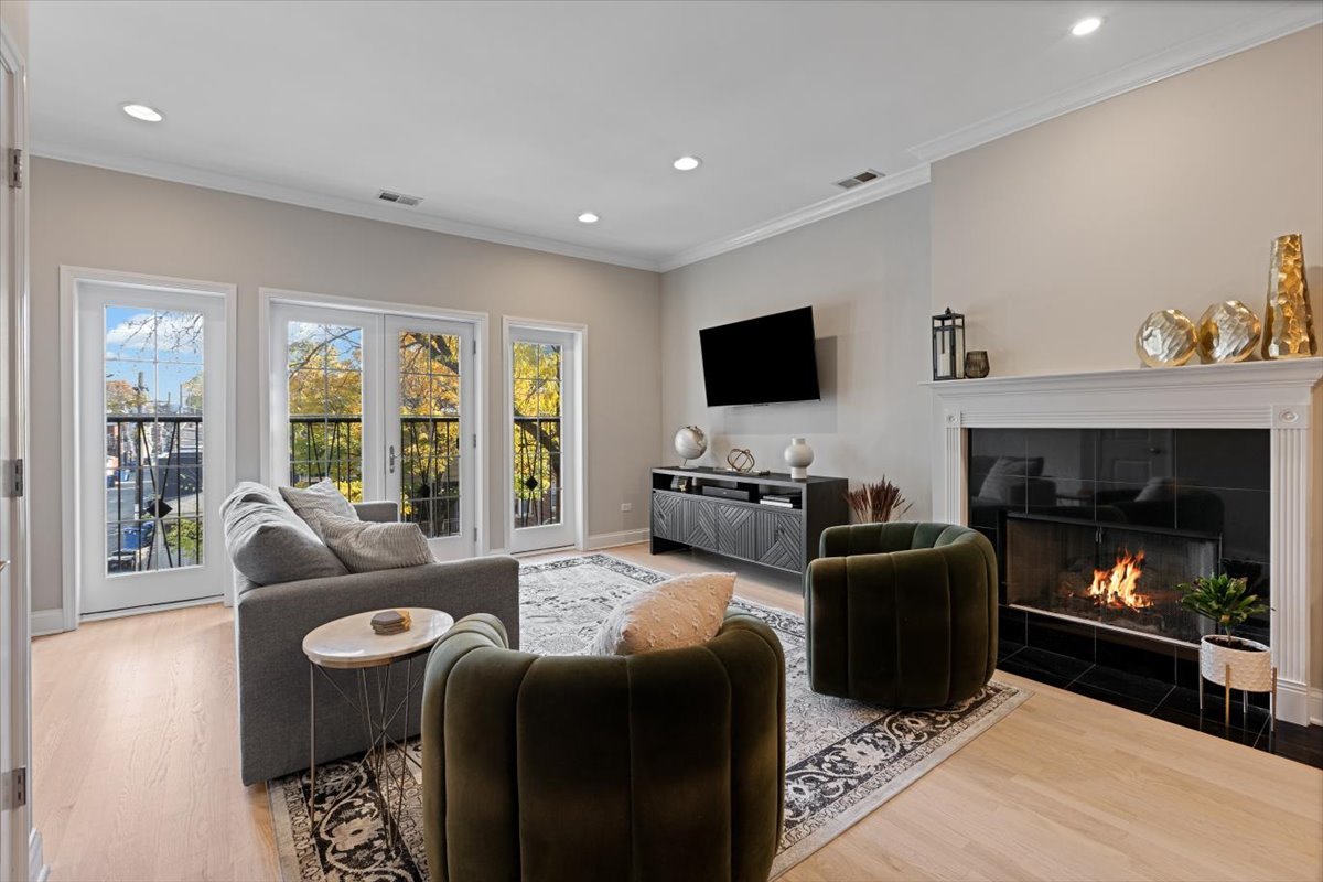 3310 N DAMEN Avenue Unit: 2