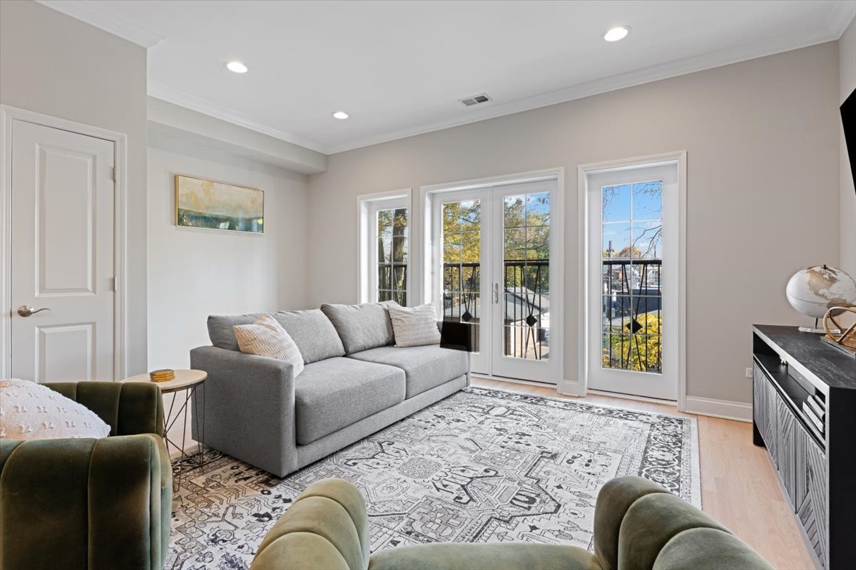 3310 N DAMEN Avenue Unit: 2