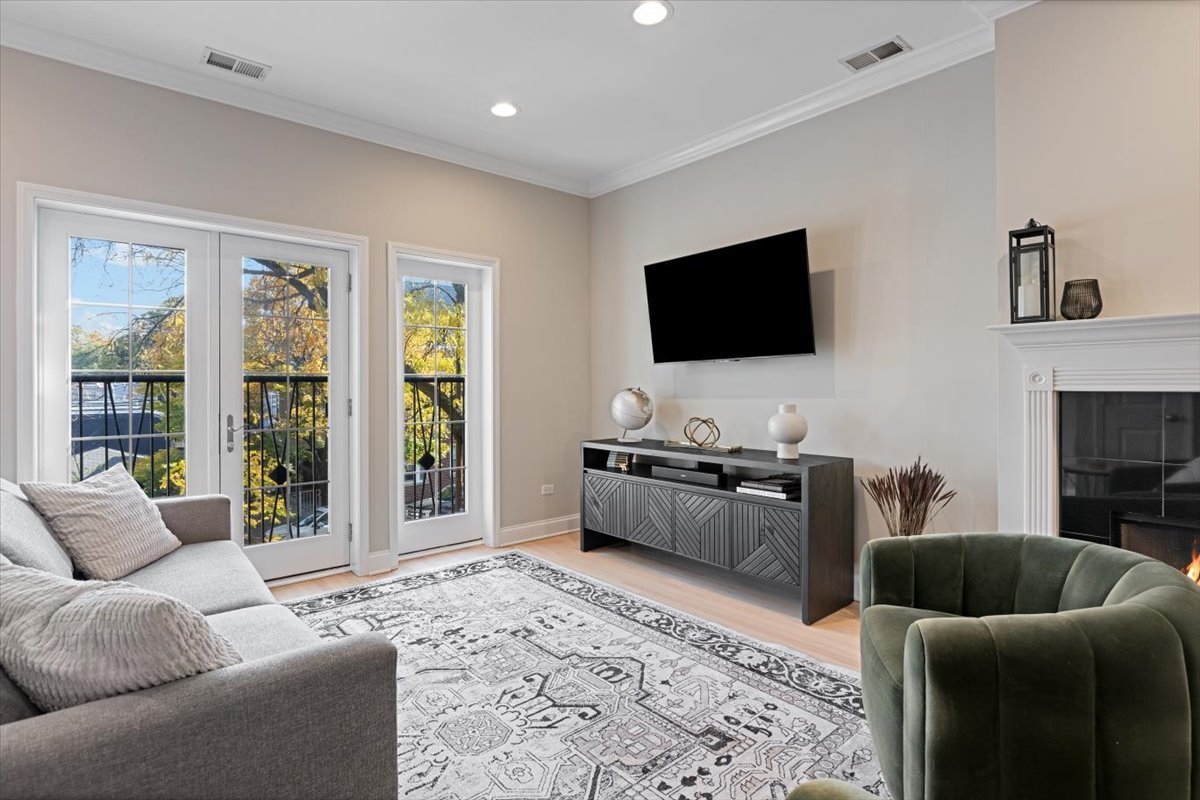 3310 N DAMEN Avenue Unit: 2