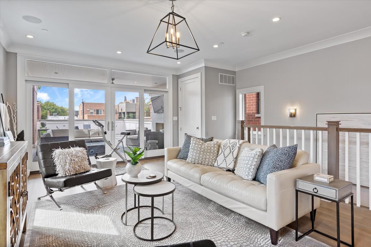 2138 N Seminary Avenue