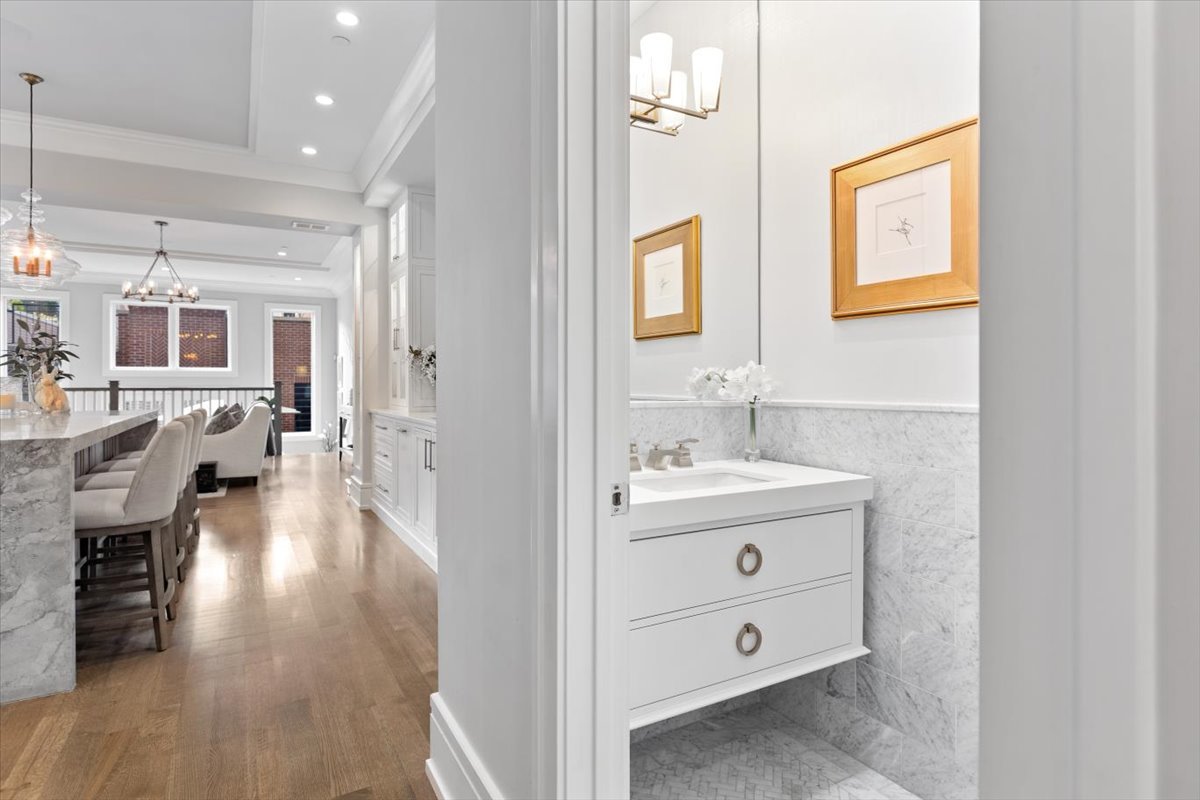 2138 N Seminary Avenue