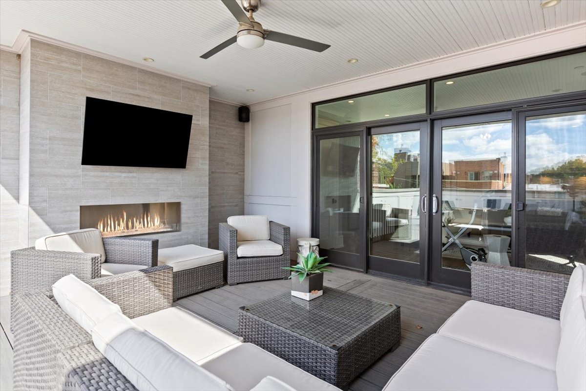 2138 N Seminary Avenue