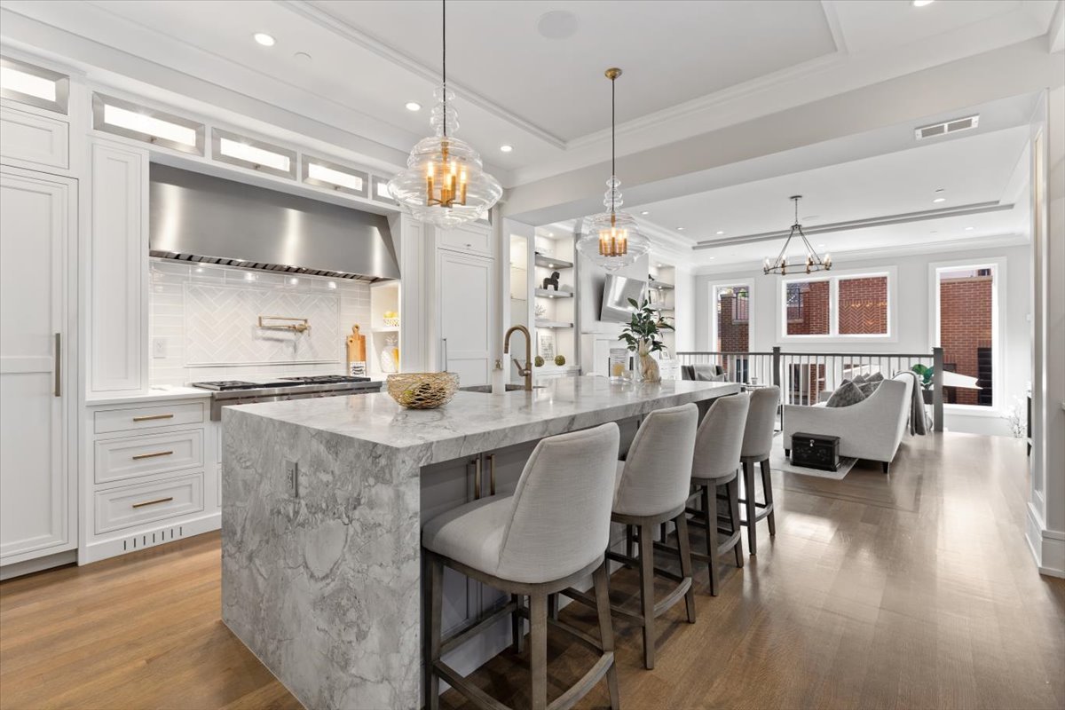 2138 N Seminary Avenue