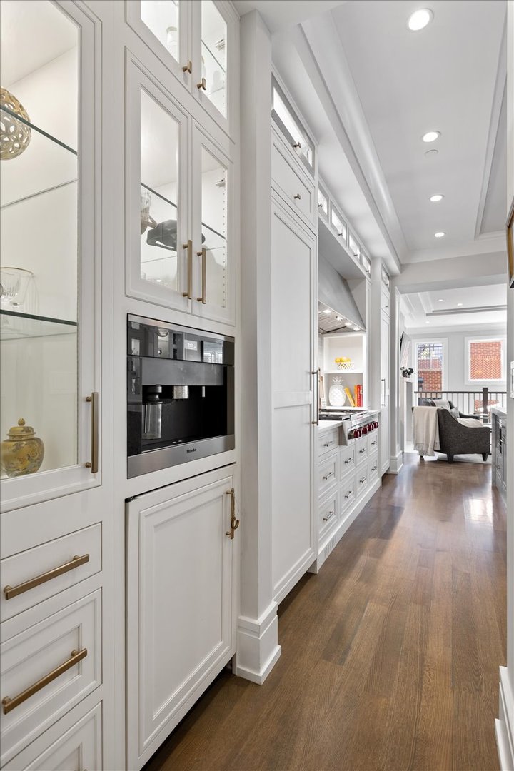 2138 N Seminary Avenue