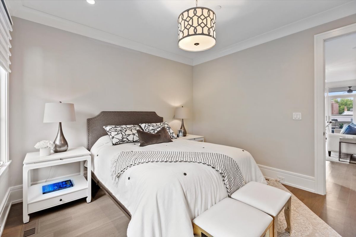 2138 N Seminary Avenue