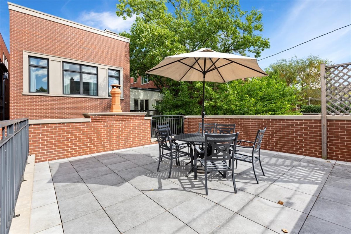 2138 N Seminary Avenue