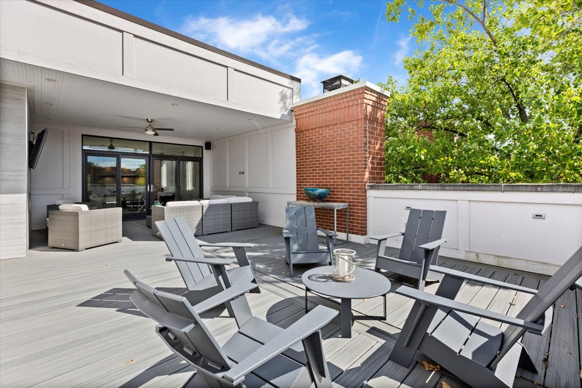 2138 N Seminary Avenue