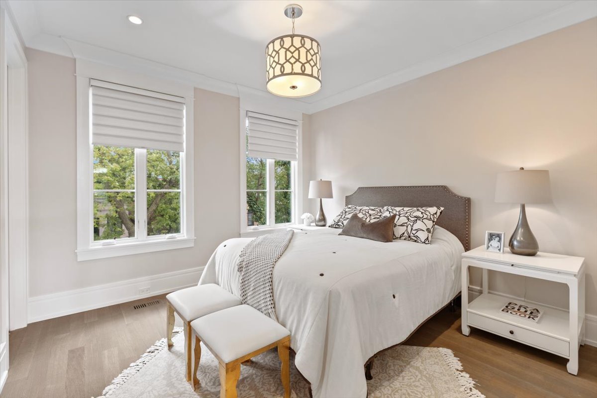 2138 N Seminary Avenue