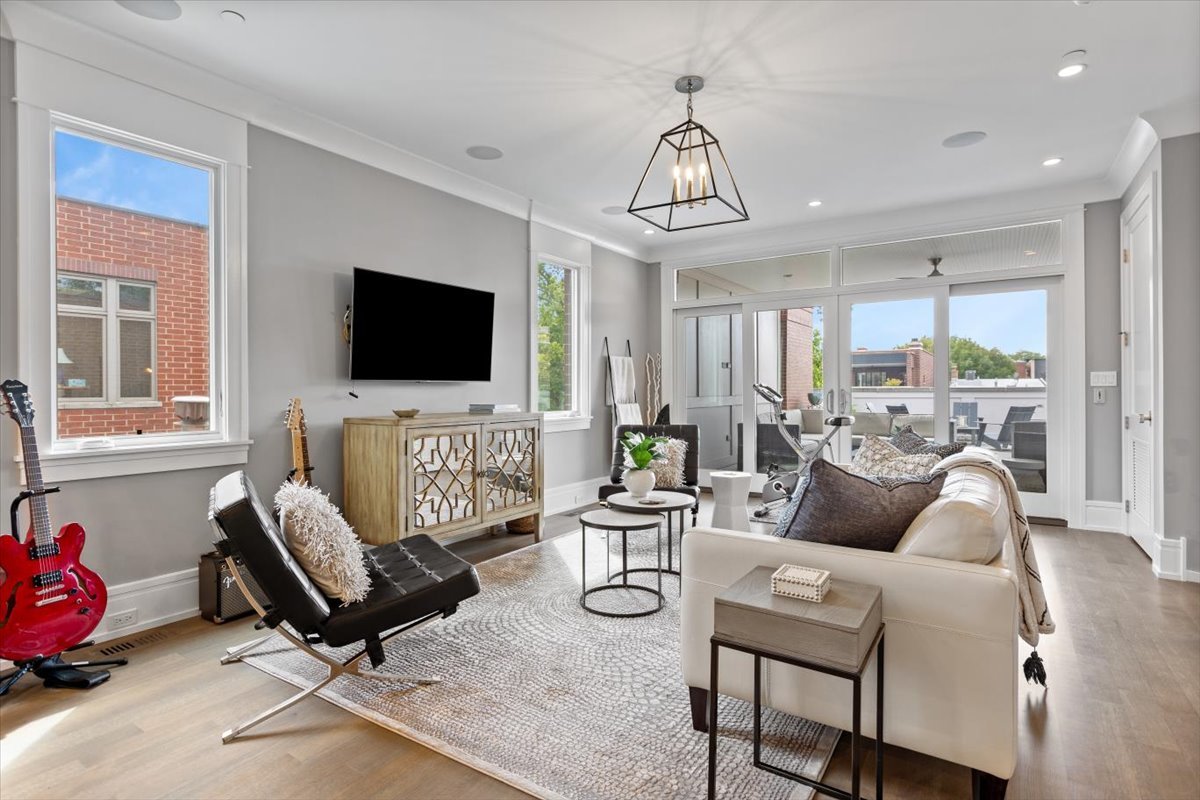 2138 N Seminary Avenue