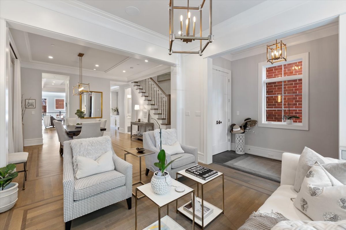 2138 N Seminary Avenue