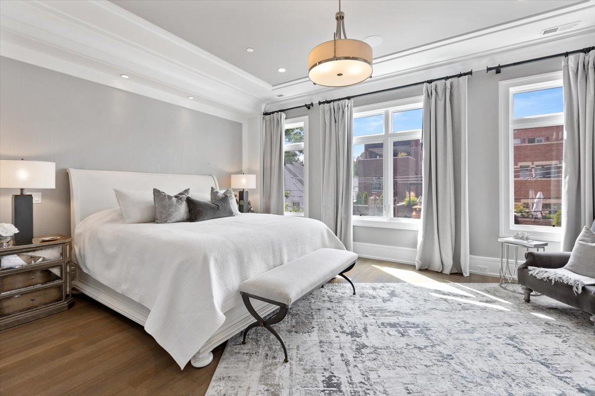 2138 N Seminary Avenue