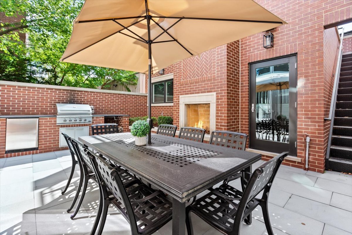 2138 N Seminary Avenue