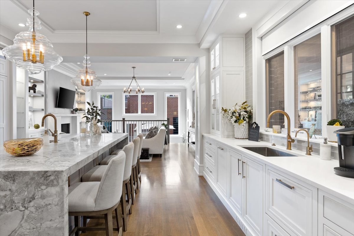 2138 N Seminary Avenue