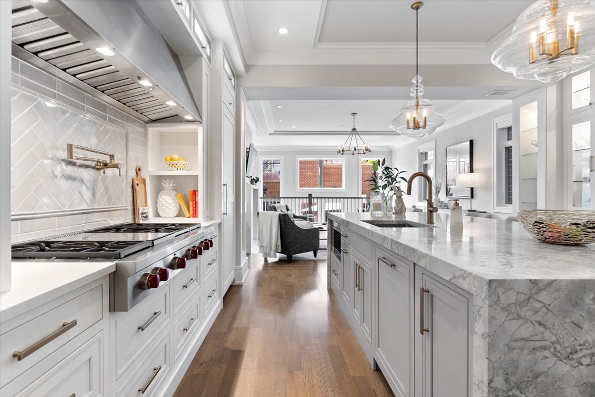 2138 N Seminary Avenue