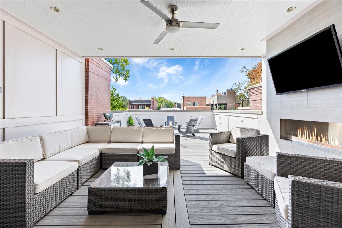 2138 N Seminary Avenue