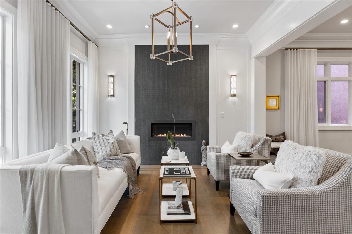 2138 N Seminary Avenue