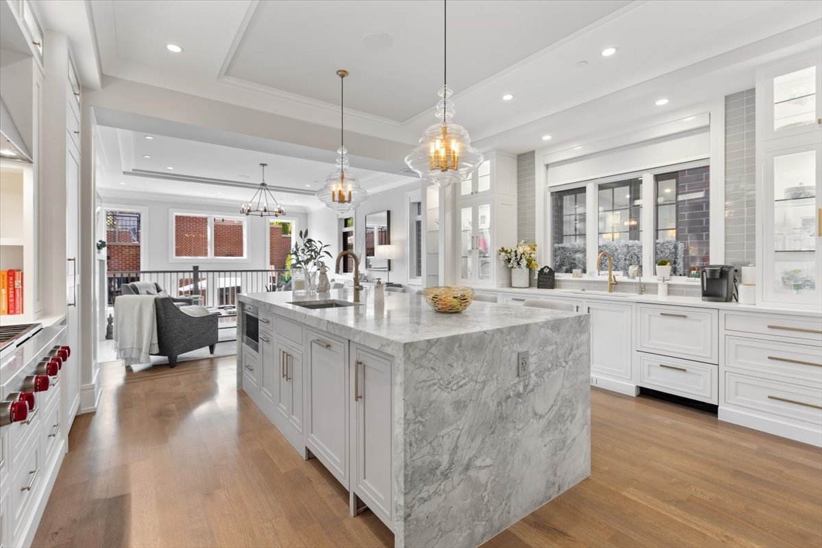 2138 N Seminary Avenue