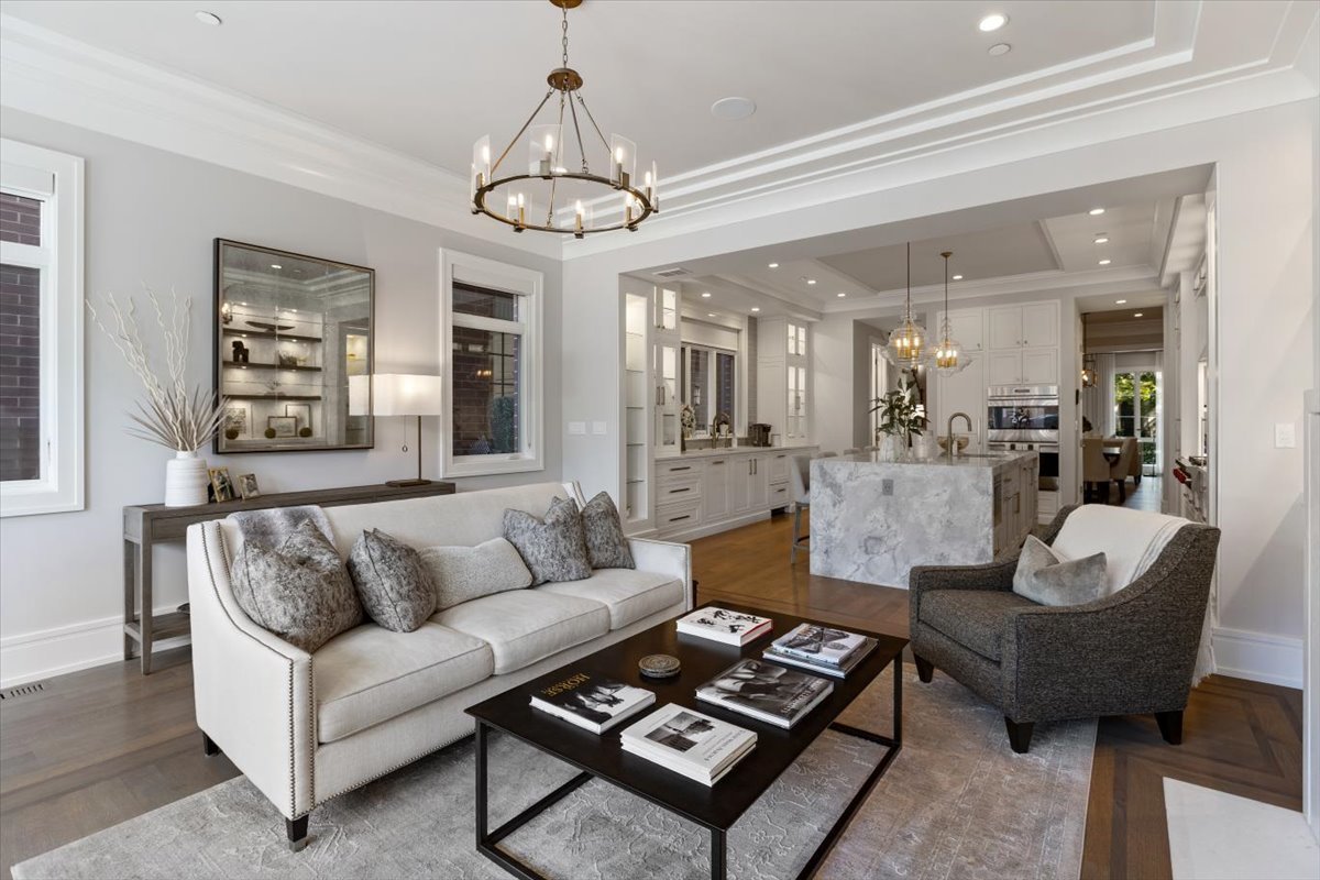 2138 N Seminary Avenue