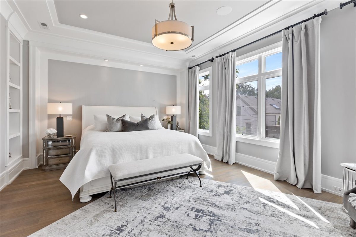 2138 N Seminary Avenue