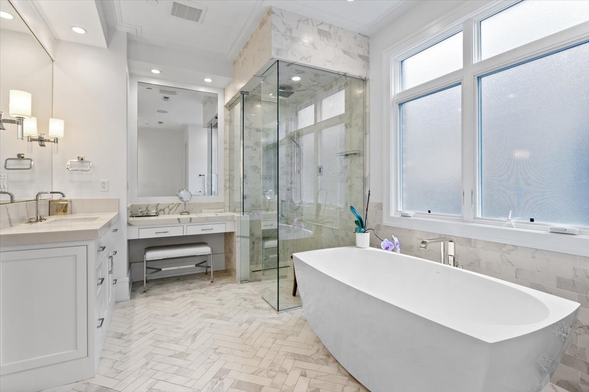 2138 N Seminary Avenue