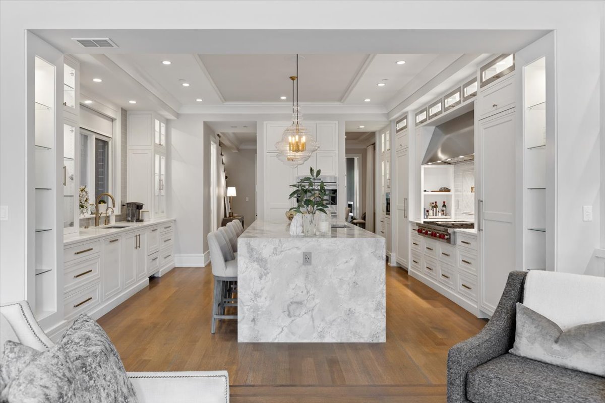 2138 N Seminary Avenue