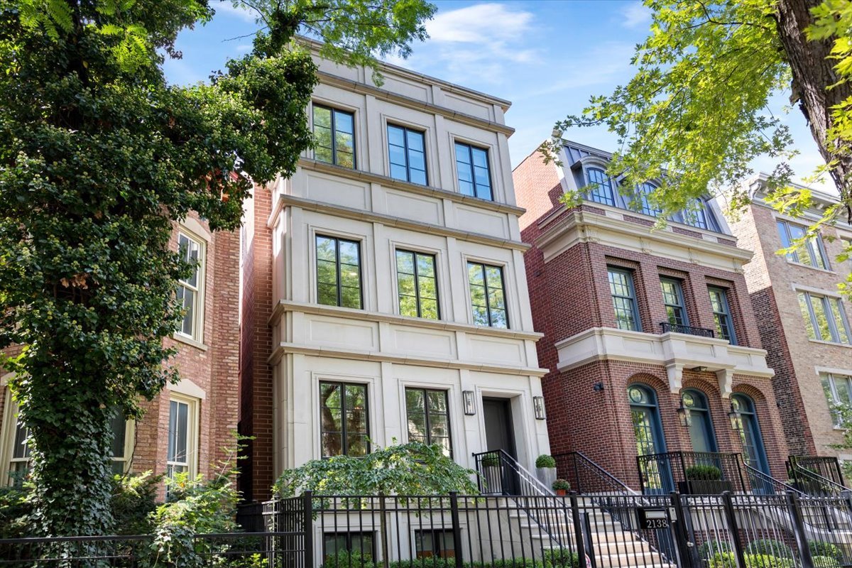 2138 N Seminary Avenue