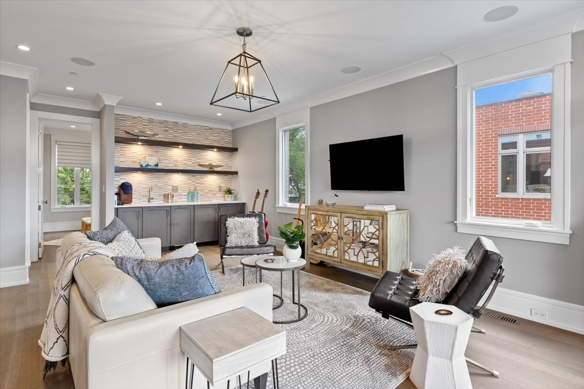 2138 N Seminary Avenue