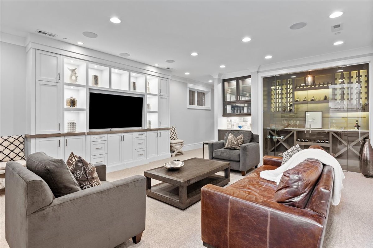 2138 N Seminary Avenue