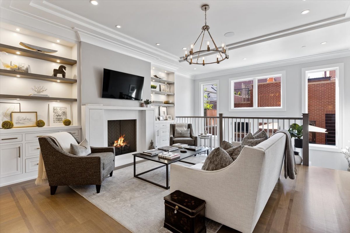 2138 N Seminary Avenue