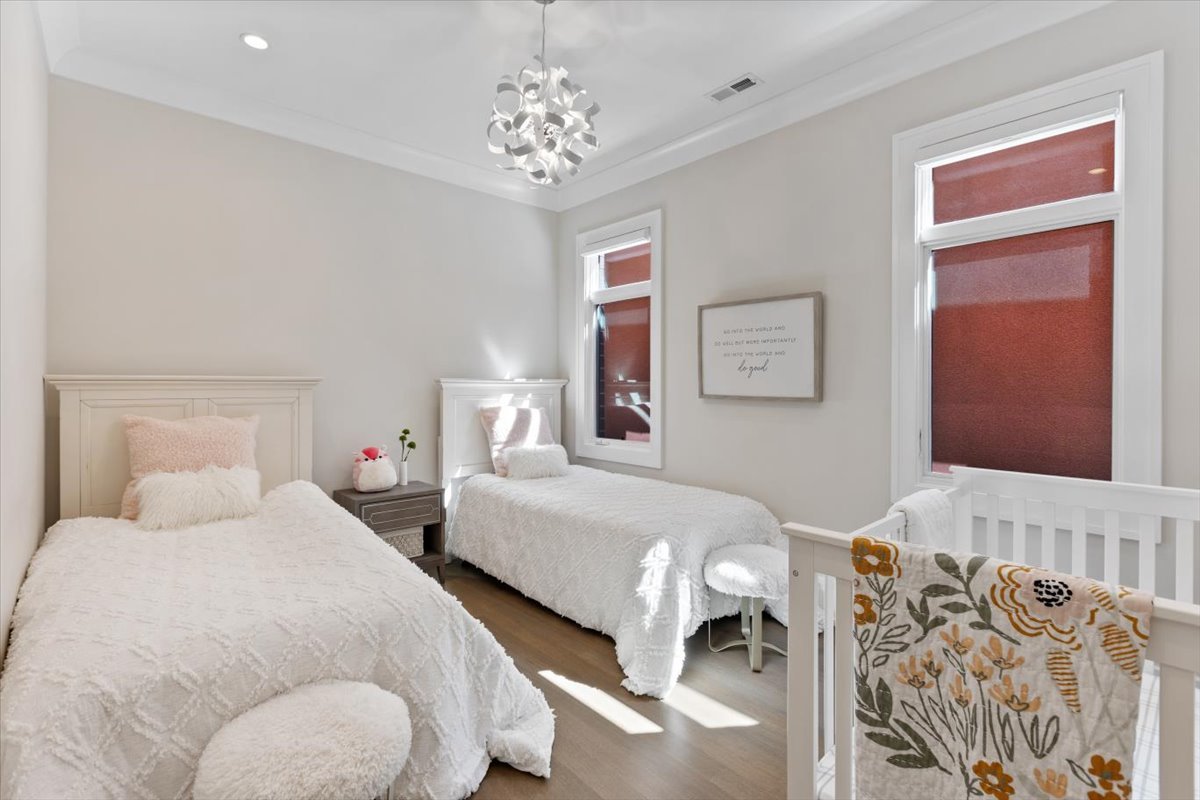 2138 N Seminary Avenue