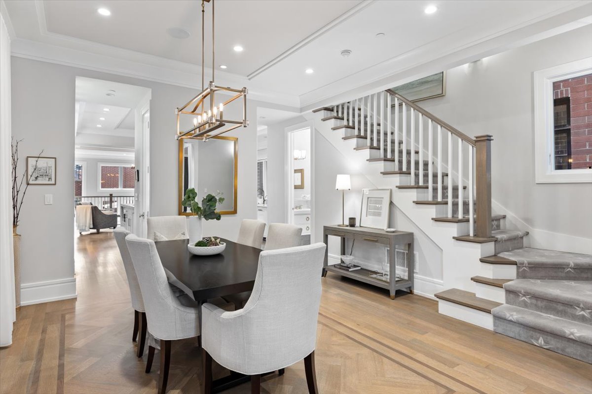 2138 N Seminary Avenue