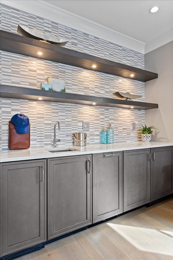 2138 N Seminary Avenue