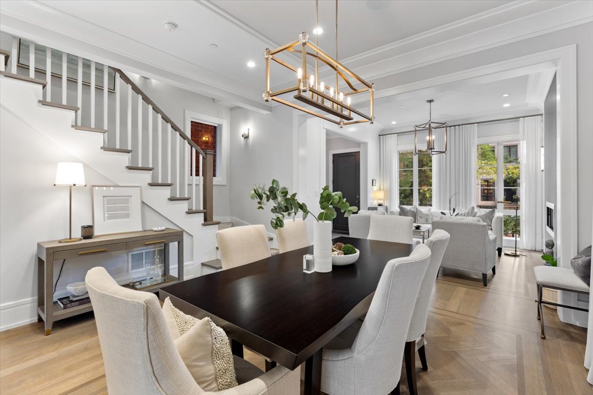 2138 N Seminary Avenue