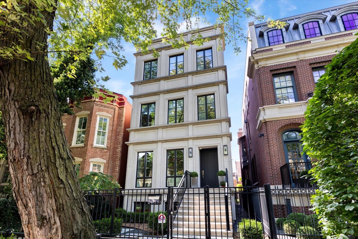 2138 N Seminary Avenue