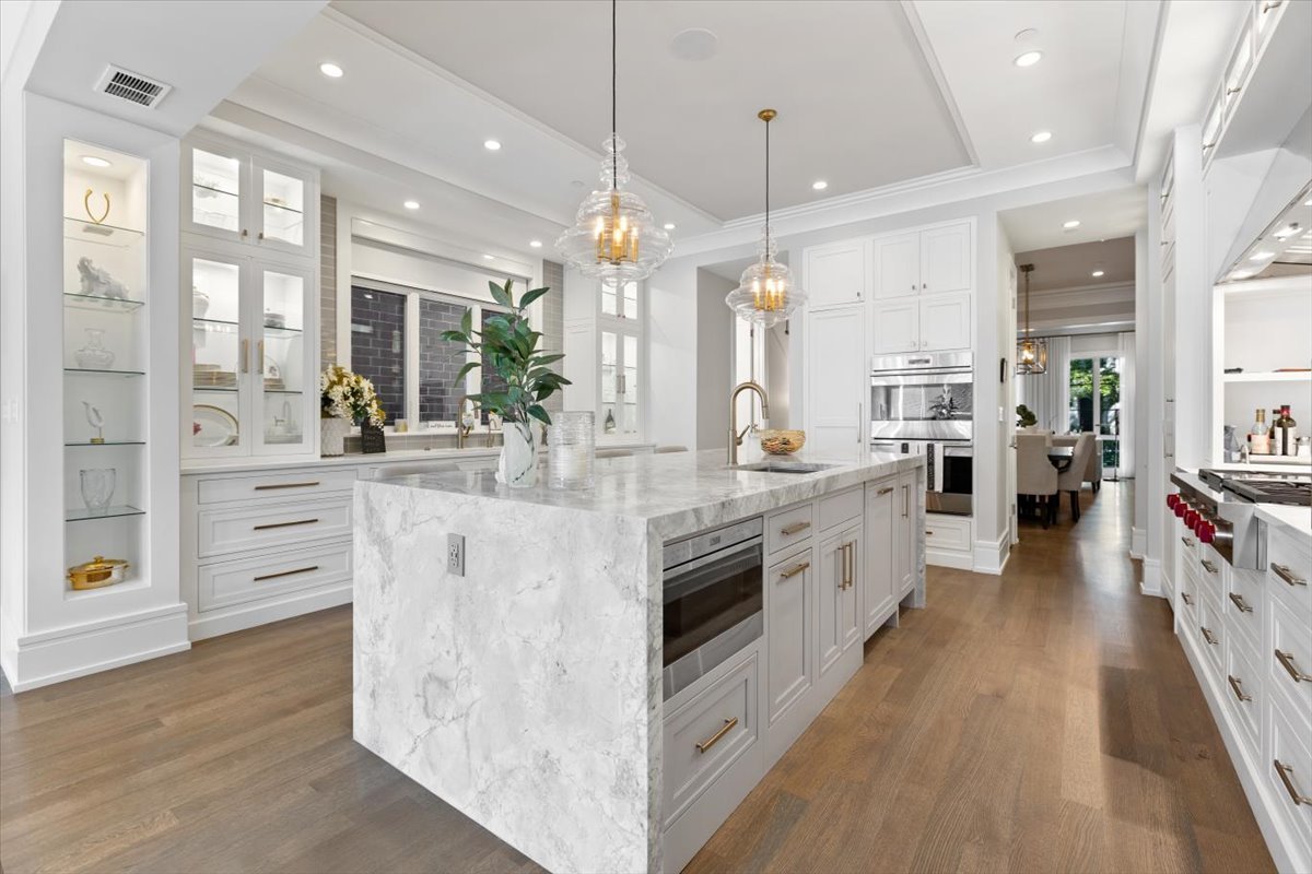 2138 N Seminary Avenue