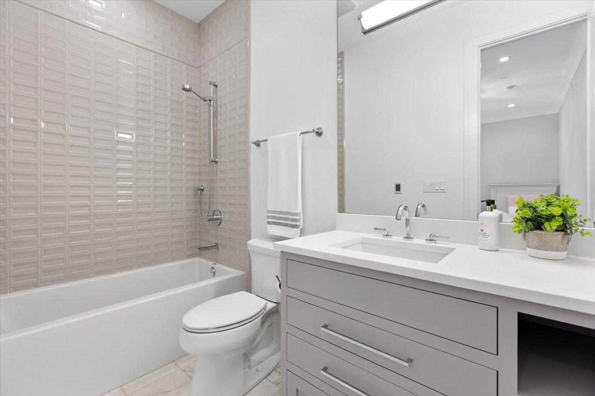 2138 N Seminary Avenue