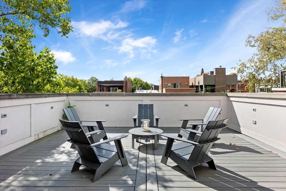 2138 N Seminary Avenue