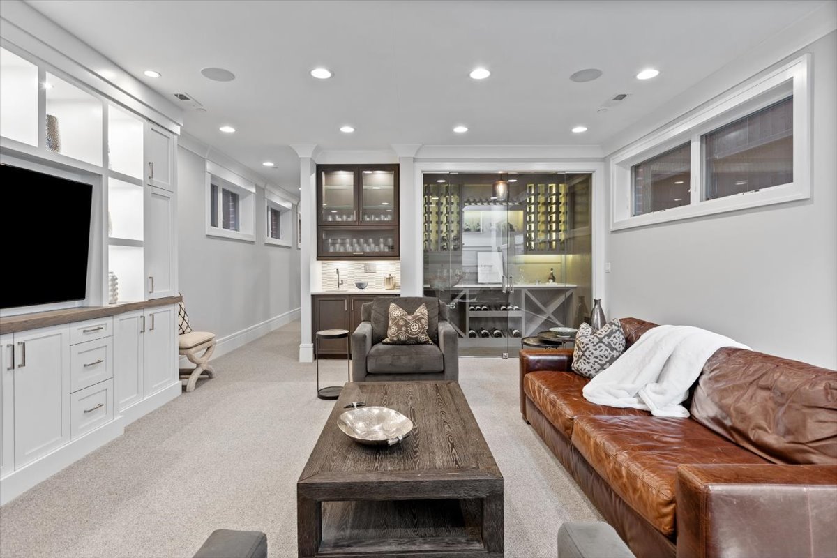 2138 N Seminary Avenue