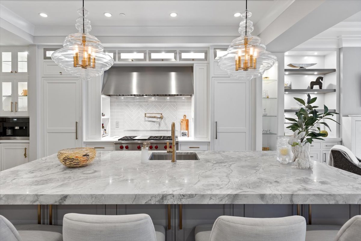 2138 N Seminary Avenue