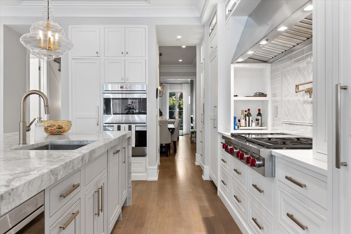 2138 N Seminary Avenue