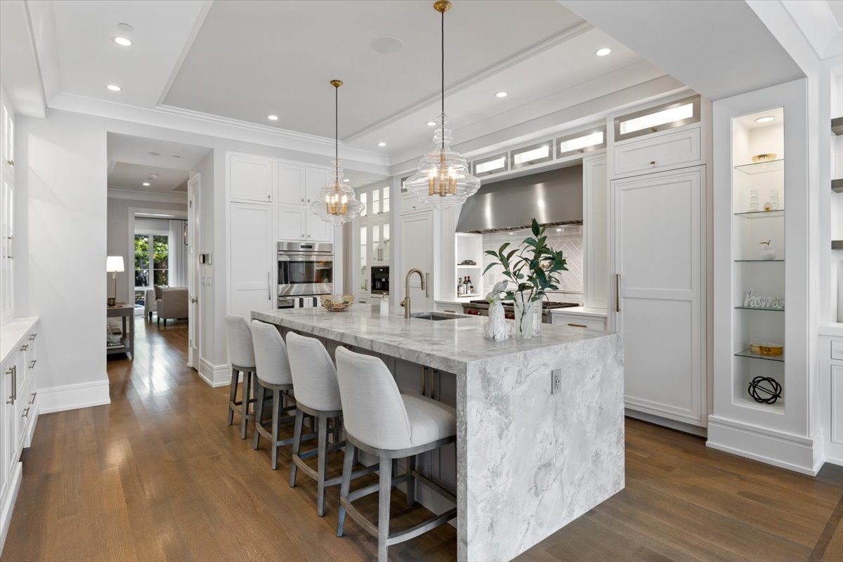 2138 N Seminary Avenue