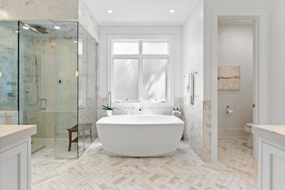 2138 N Seminary Avenue