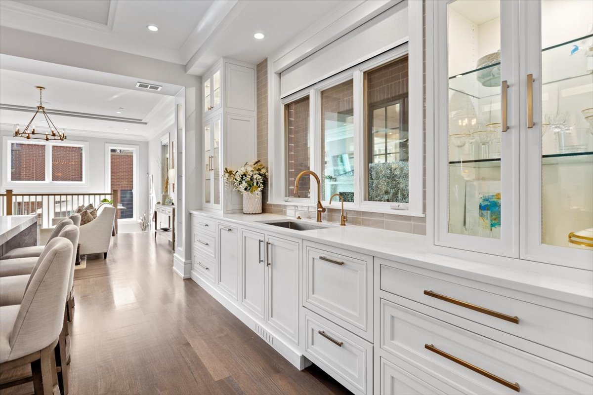 2138 N Seminary Avenue