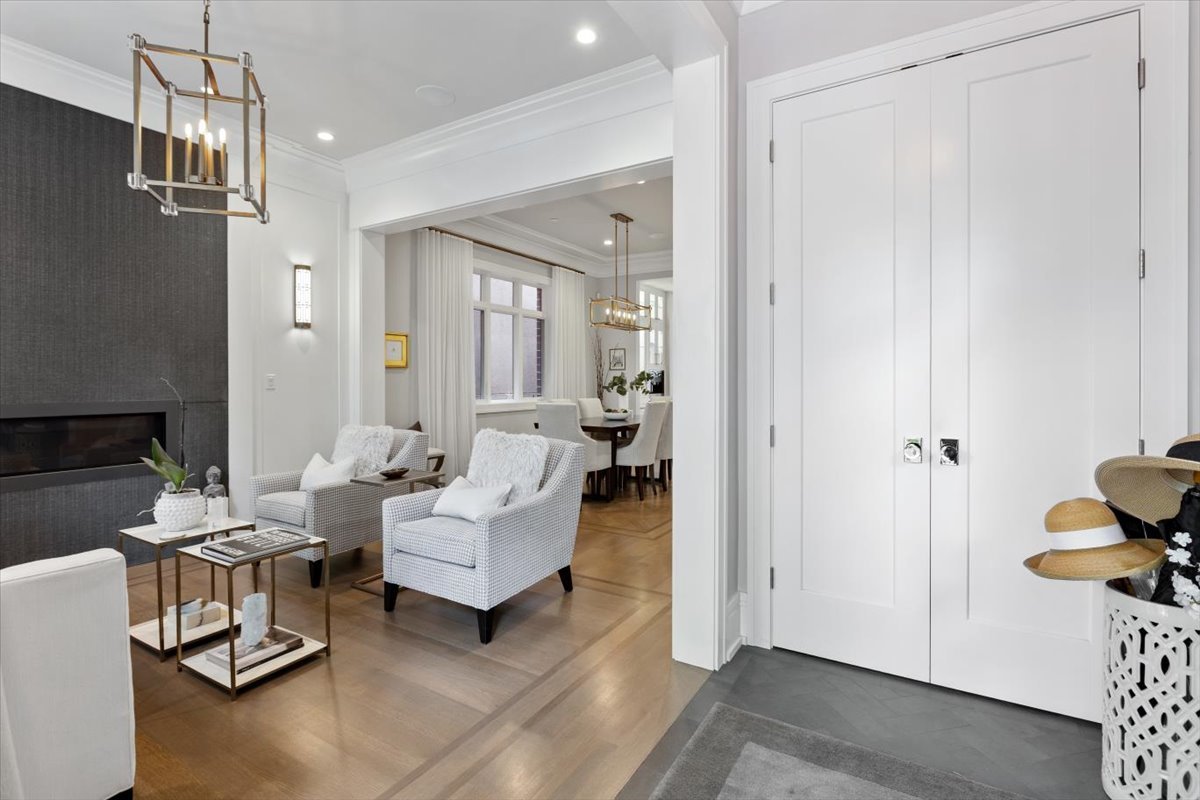 2138 N Seminary Avenue